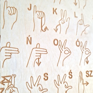 alfabet migowy, tabliczka, tabliczka drewniana, język migowy, drewno,