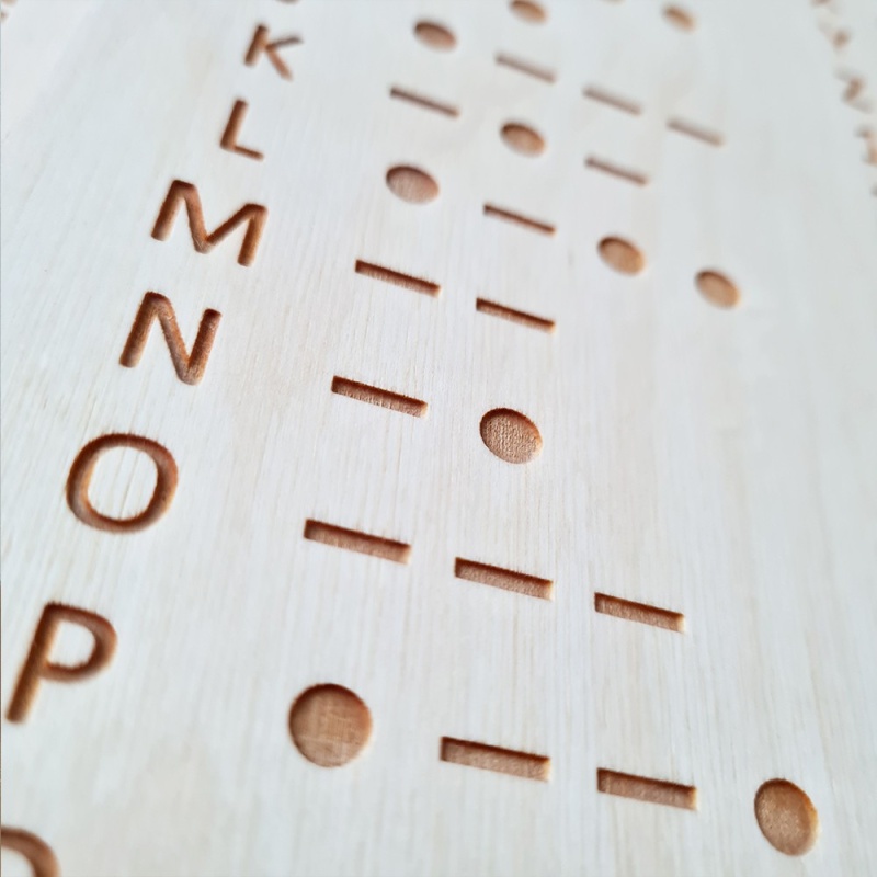 Alfabet Morse'a międzynarodowy, kod Morse'a, drewniana tabliczka